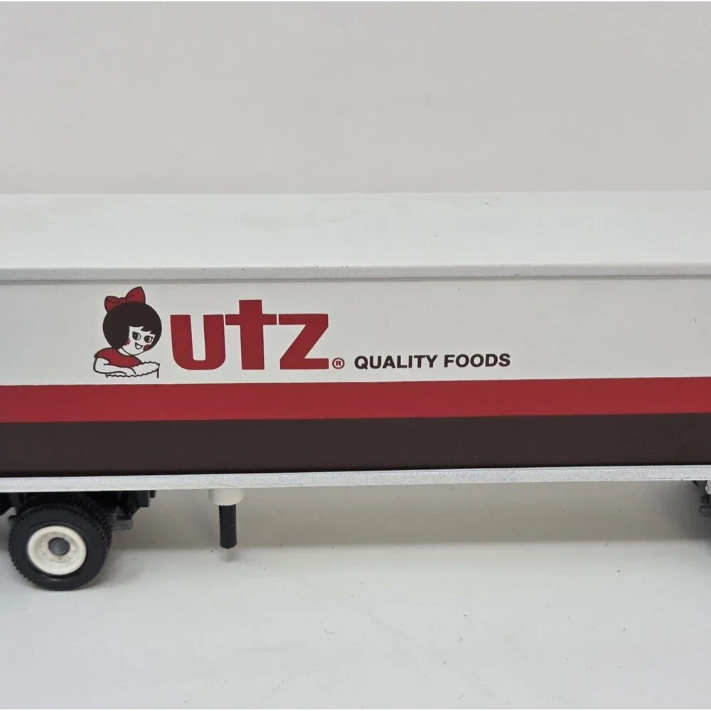UTZ Quality Foods‎ Promo FORD CL9000 SEMI-TRUCK TRAILER Winross Diecast 10